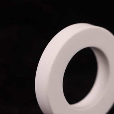 8.9 X 10-6/K তাপীয় প্রসারণ সহ সাদা অ্যালুমিনিয়াম অক্সাইড সিরামিক, কর্মক্ষমতা এবং ডাইইলেকট্রিক ধ্রুবক 9.6