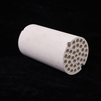 ঘনত্ব ৩.৭৫ থেকে ৩.৯ গ্রাম প্রতি ঘন সেন্টিমিটার অ্যালুমিনিয়াম অক্সাইড সিরামিক কম্প্রেশন শক্তি ৩০০০ এমপিএ এর বেশি নমন শক্তি ২০০ থেকে ৪০০ এমপিএ