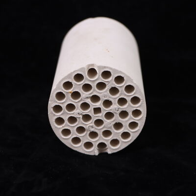 ঘনত্ব ৩.৭৫ থেকে ৩.৯ গ্রাম প্রতি ঘন সেন্টিমিটার অ্যালুমিনিয়াম অক্সাইড সিরামিক কম্প্রেশন শক্তি ৩০০০ এমপিএ এর বেশি নমন শক্তি ২০০ থেকে ৪০০ এমপিএ