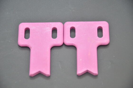 কঠোরতা ৯ মোহস অ্যালুমিনিয়াম অক্সাইড সিরামিক যা নির্ভুল যন্ত্রপাতির জন্য ১০১২ ওহম সেমি-এর বেশি ইনসুলেশন রেজিস্ট্যান্স এবং ৩০০০ এমপিএ-এর বেশি কম্প্রেসিভ স্ট্রেংথ প্রদান করে