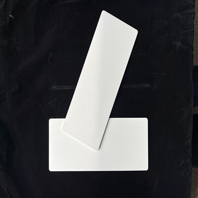 তাপ পরিবাহিতা ২৫ থেকে ৩৫ ওয়াট প্রতি এমকে অ্যালুমিনা সিরামিক উপাদান বৈদ্যুতিক নিরোধক এবং তাপ ব্যবস্থাপনার জন্য ডিজাইন করা হয়েছে