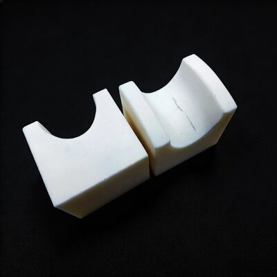 ইয়ংস মডিউল 200 থেকে 400 জিপিএ অ্যালুমিনিয়াম সিরামিক উচ্চ স্থায়িত্ব উপাদানগুলির জন্য 18 থেকে 20 কেভিএমএম ডাইলেক্ট্রিক শক্তি সরবরাহ করে